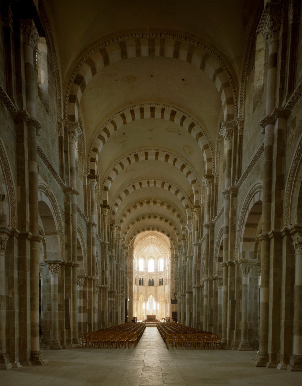 Kilátás a Santa Maria Magdalene bazilika központi hajójára (Szent Mária Magdolna (1096-1106), Vezelay, Yonne alkotó: Romanesque