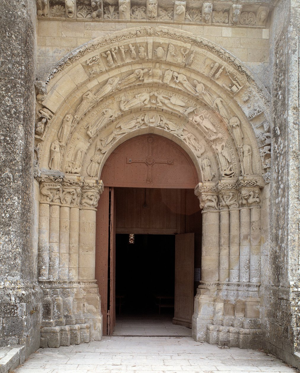 Kilátás a központi portálra alkotó: Romanesque