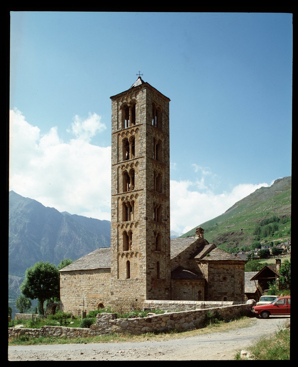 Kilátás a templomra alkotó: Romanesque