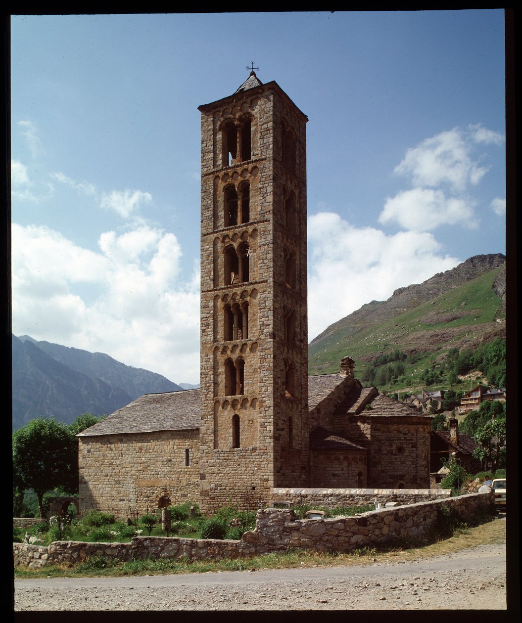 Kilátás a templomra alkotó: Romanesque