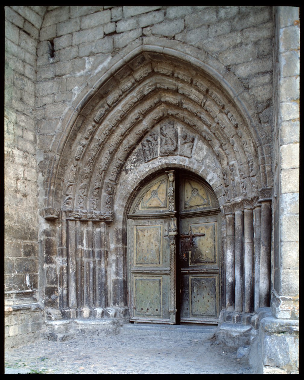 Kilátás a templomra alkotó: Romanesque
