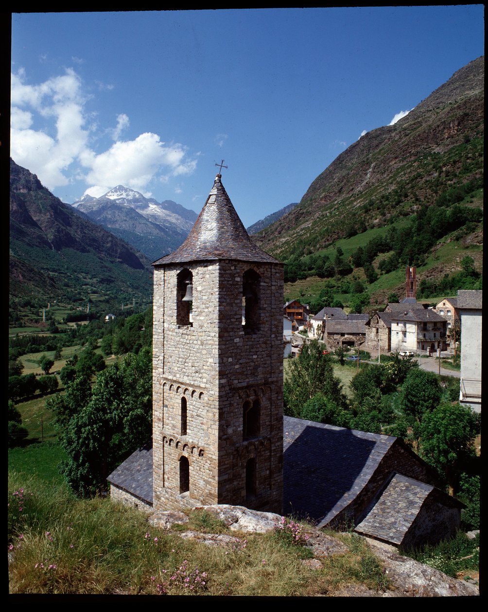 Kilátás a St joan de Boi templomra (fotó) alkotó: Romanesque