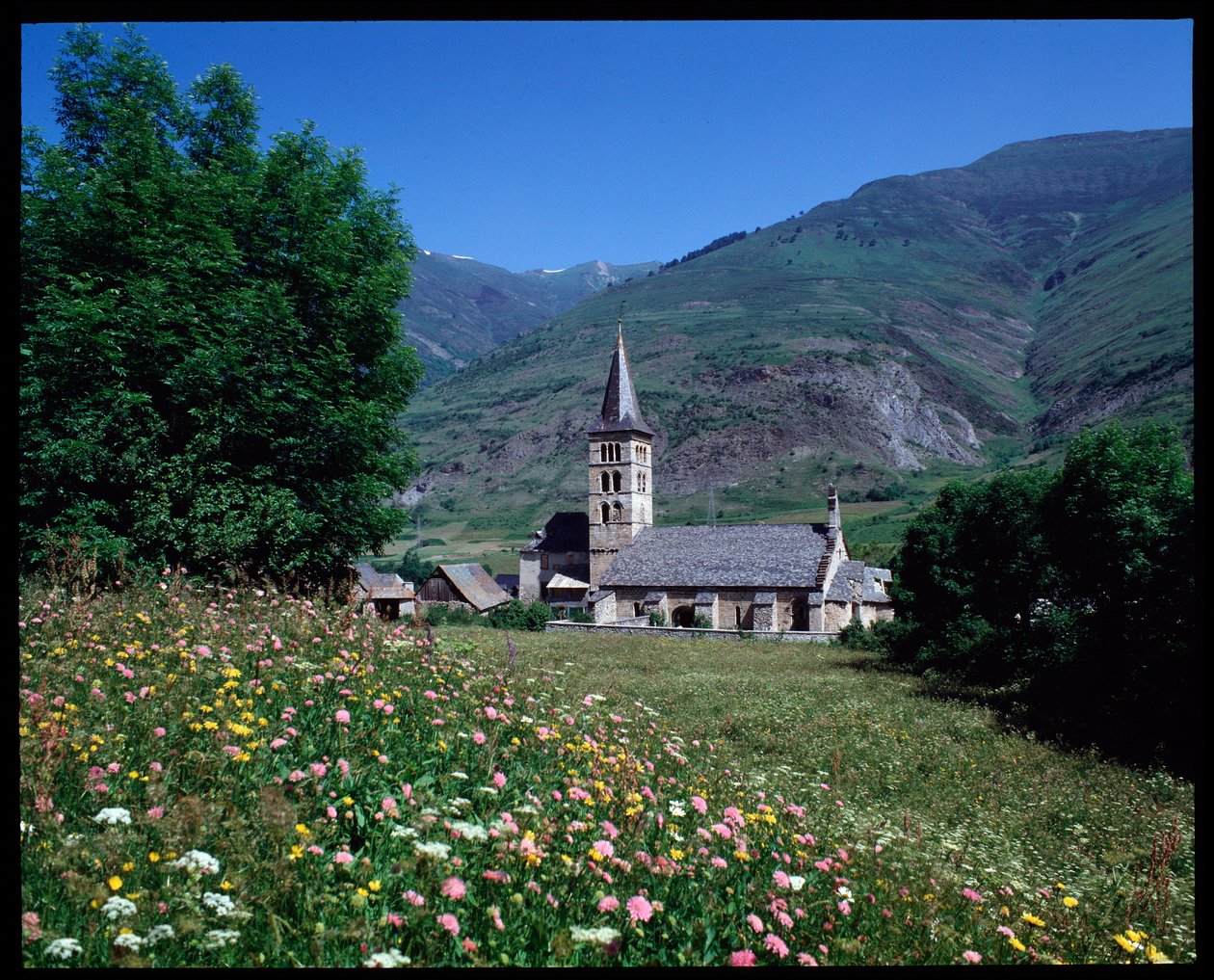 Kilátás a Szent Mária, Arties templomra (fotó) alkotó: Romanesque
