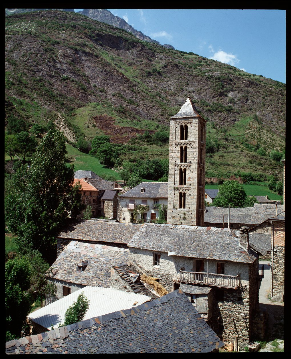 Kilátás a templomra harangtornyal alkotó: Romanesque