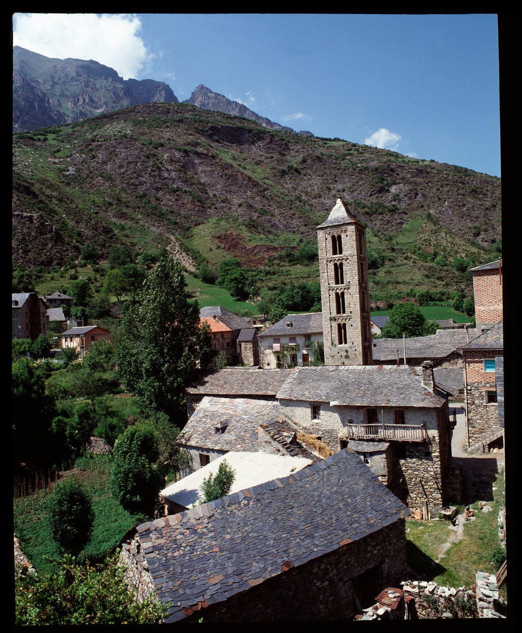 Kilátás a templomra harangtornyal alkotó: Romanesque