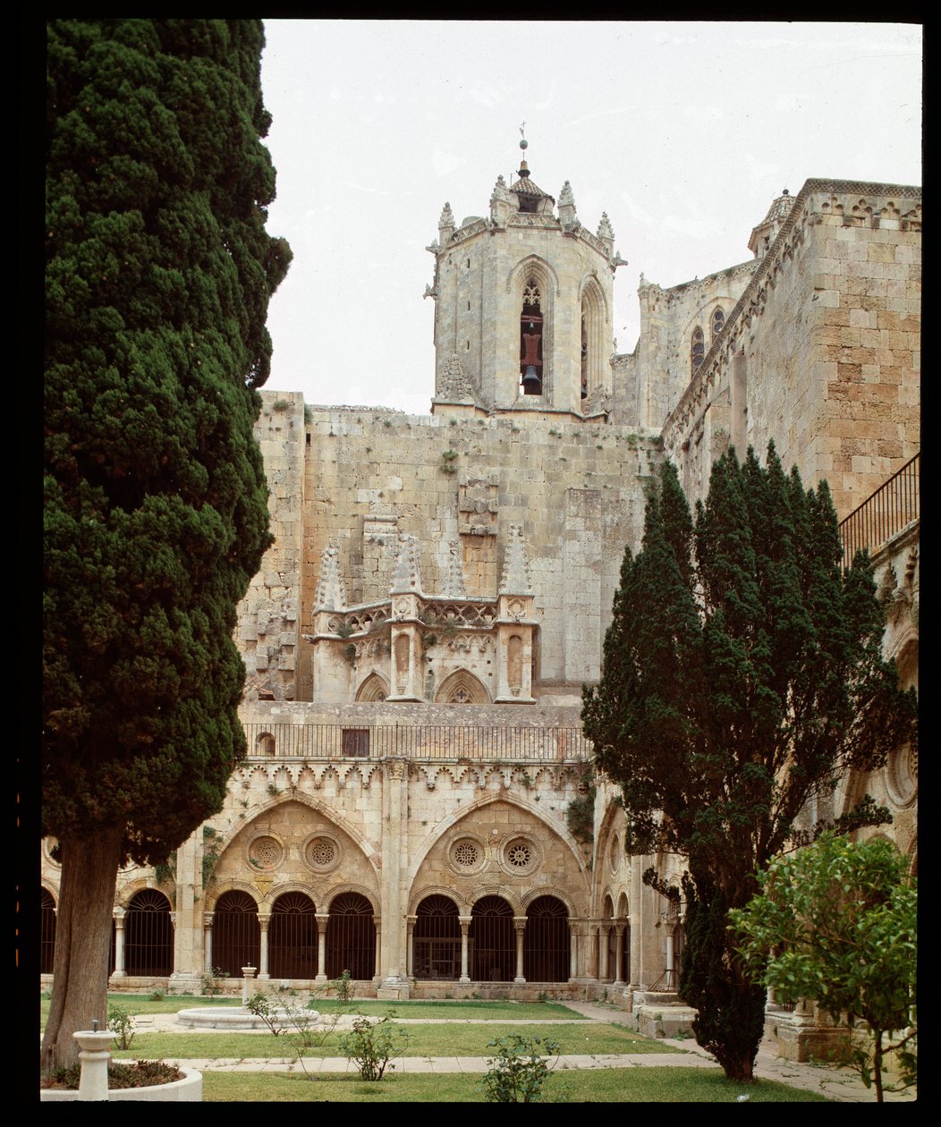 Kilátás a kolostorra és a tarragonai Sainte Thecle (Sainte-Thecle) katedrálisra alkotó: Romanesque