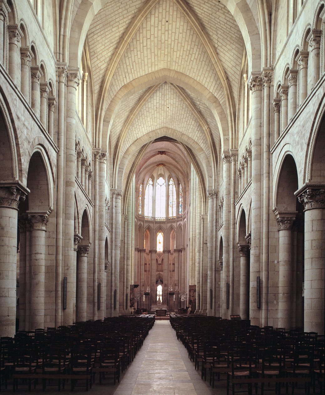 Kilátás a templomhajóra alkotó: Romanesque