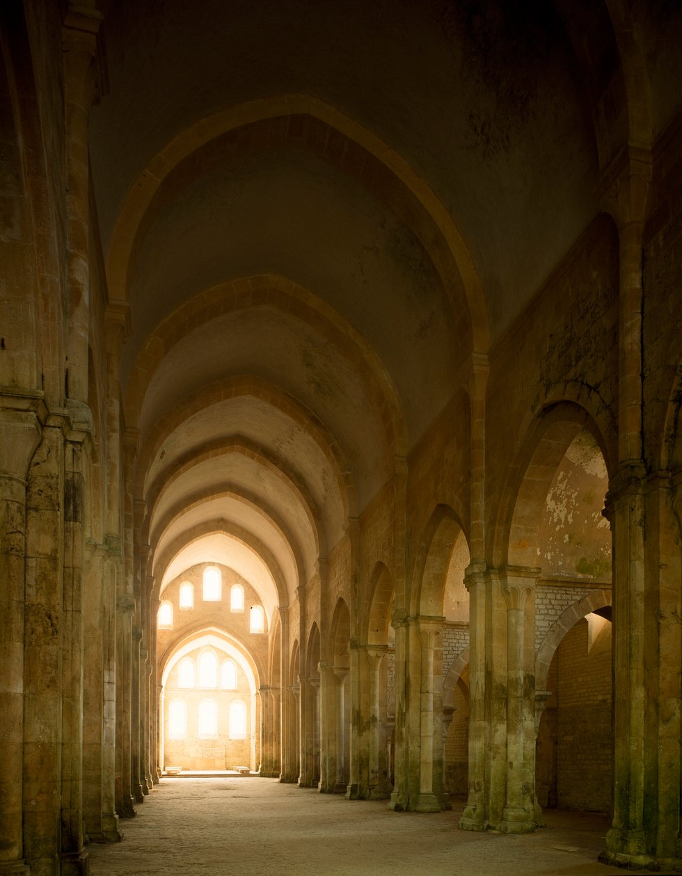 Kilátás a 12. században alapított ciszterci apátság templomának hajójáról. alkotó: Romanesque