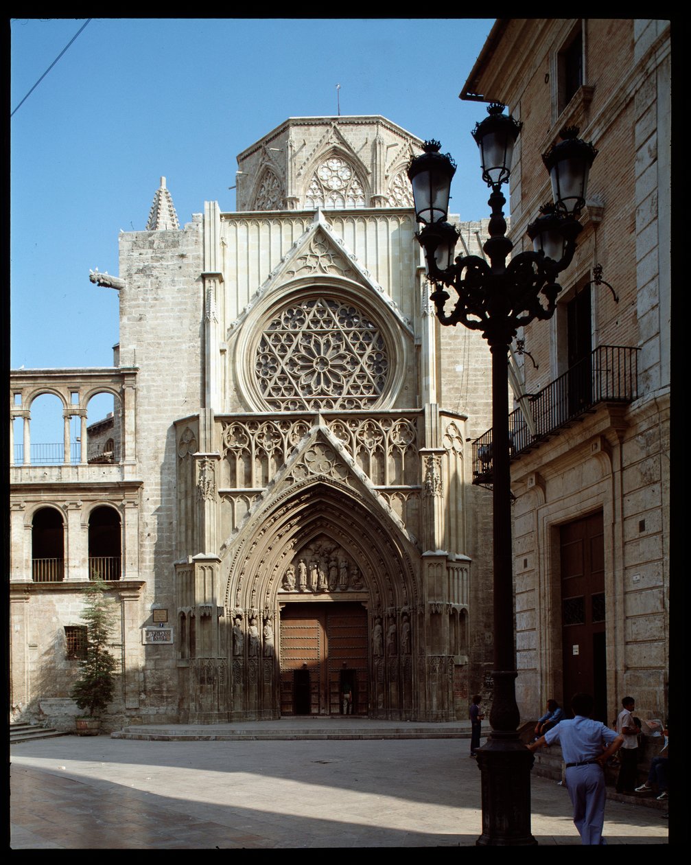 Kilátás az apostolok portáljára, Valencia katedrálisa (Valencia) 14. század (Kilátás az apostolok portáljára, Valencia, Spanyolország) Spanyolország alkotó: Romanesque