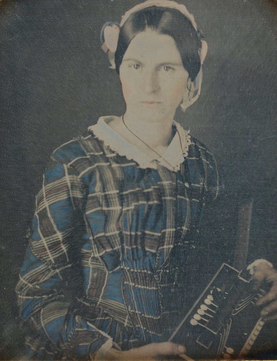 Nő harmonika dagerrotípiával, 1840-es évek. alkotó: Ron Fasand