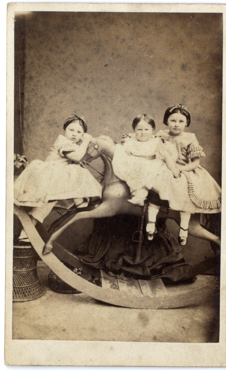 Három lány hintalovon, 1860-as évek (albumnyomat) alkotó: Ross and Thompson after Ross and Thompson after