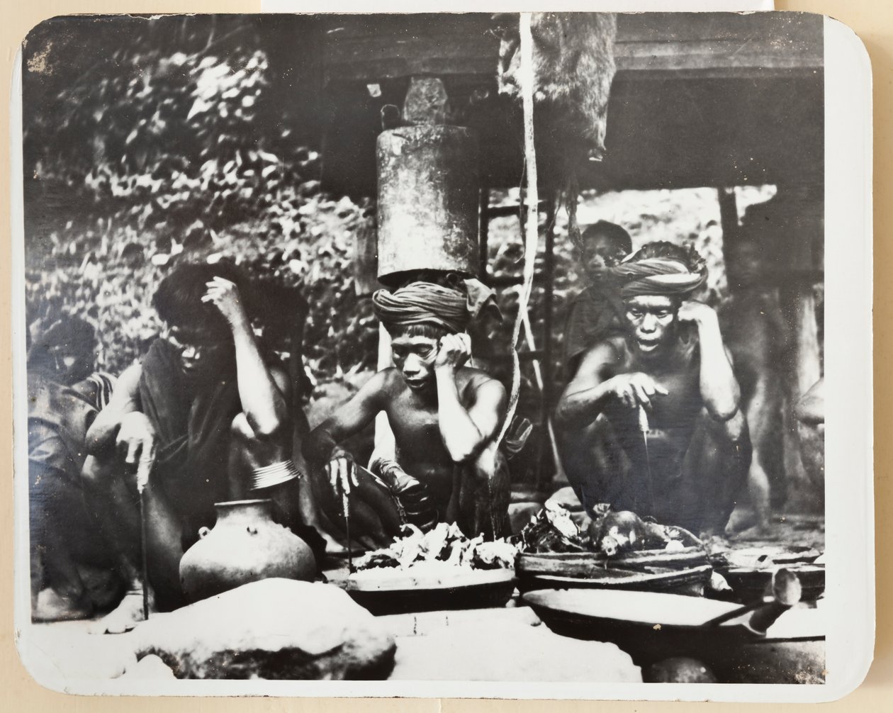 Ifugao papok vallási szertartás közben, 1910 (f/w fotó) alkotó: Roy Barton