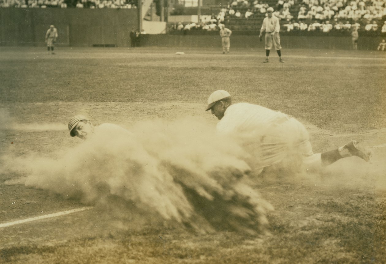 Baseball játékos a harmadik bázisra csúszik egy St. Louis Terrier (Szövetségi Liga) mérkőzésen alkotó: Russell Froelich