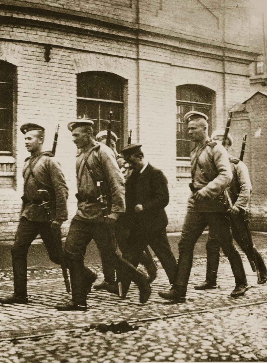 Gyanúsítottakra vadászó járőr a Szentpétervár külvárosában található Viborgban történt lázadás után (szépia fotó) alkotó: Russian Photographer