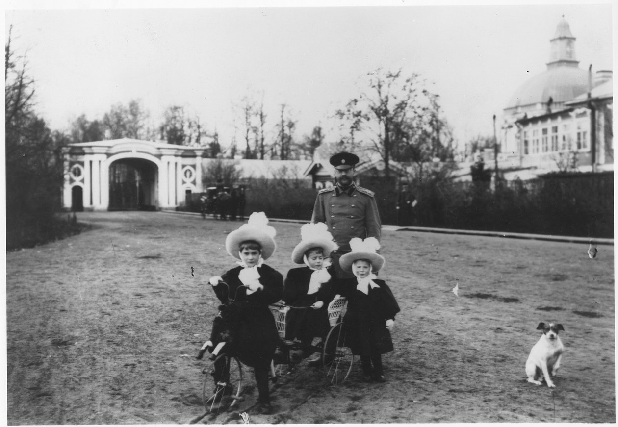 Carl Michael, Mecklenburg-Strelitz hercege 3 unokahúgával, Katyával, Menkával és Tasával a Szentpétervár melletti Oranienbaum-palotában, 1898 körül alkotó: Russian Photographer