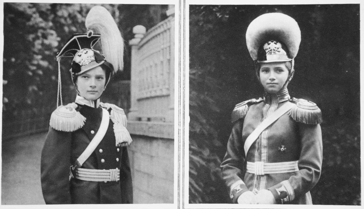 Az orosz ulánusok vezérezredese: Tatiana nagyhercegnő és az orosz lógránátosok vezérezredese: Marie nagyhercegnő, az Illusztrált háborús hírekből (szépia fotó) alkotó: Russian Photographer