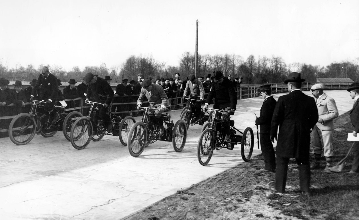 Versenyzők egy motoros tricikli versenyen Szentpéterváron, 1899 körül alkotó: Russian Photographer