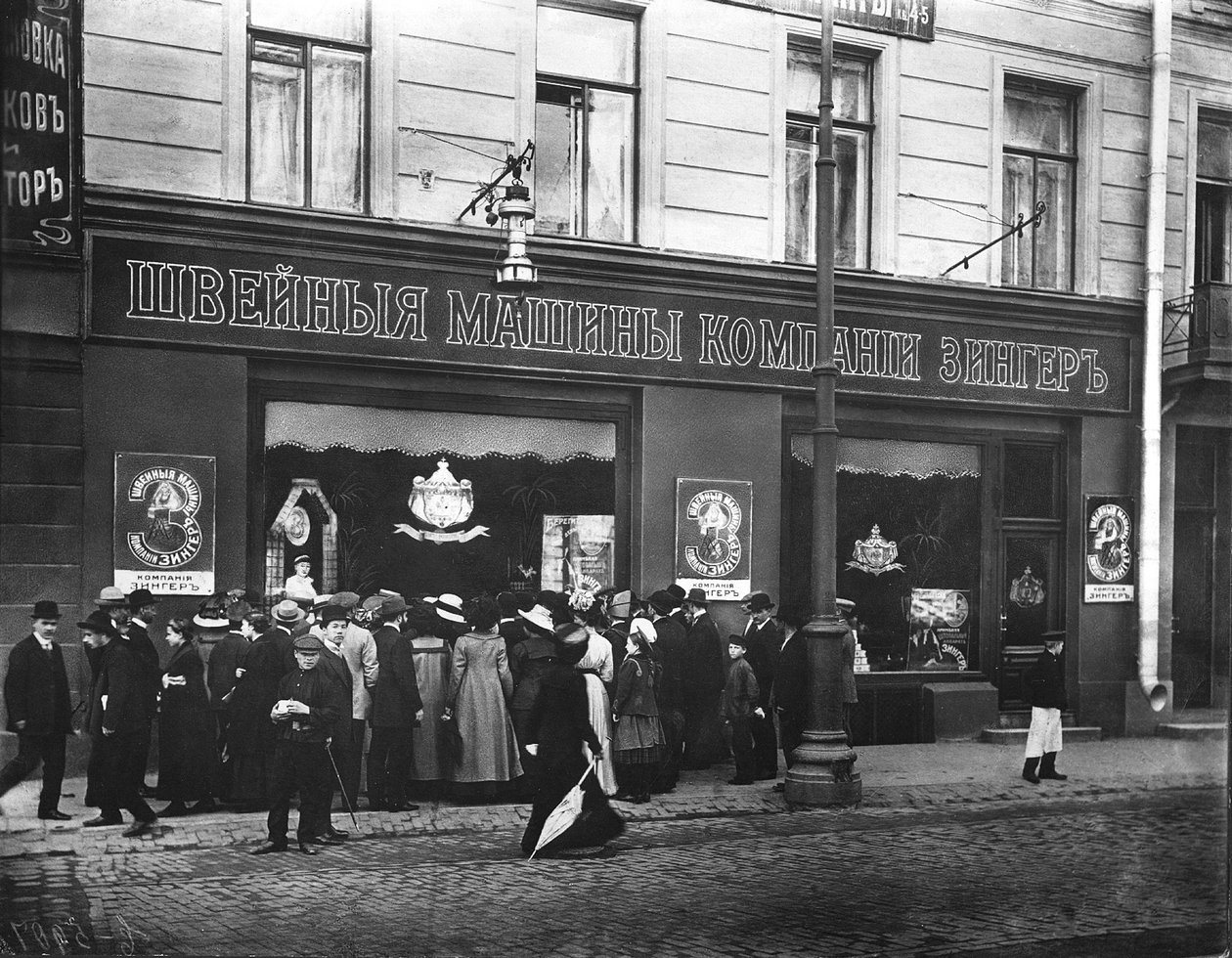 Tüntetésre vonzottak a tömegek a szentpétervári Singer varrógépbolt kirakatában alkotó: Russian Photographer