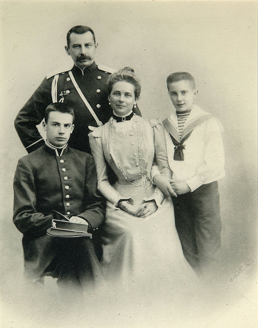 Zenaida Jusupova hercegnő, Felix Sumarokov-Elston gróf és fiai Nyikolaj és Félix családi portréja, A. Pasetti műterméből alkotó: Russian Photographer