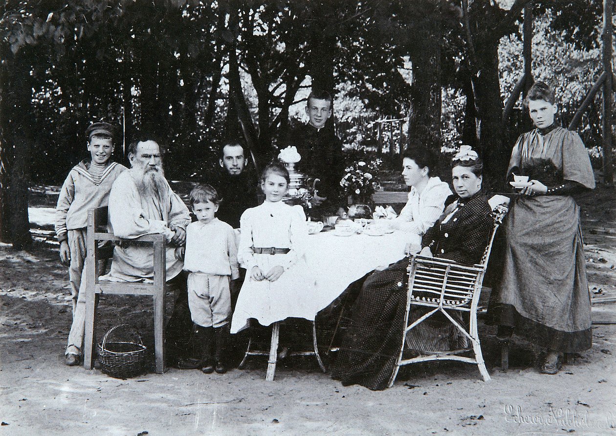 Leo N. Tolsztoj szerző családi portréja, a Scherer, Nabholz und Co. stúdiójából. alkotó: Russian Photographer
