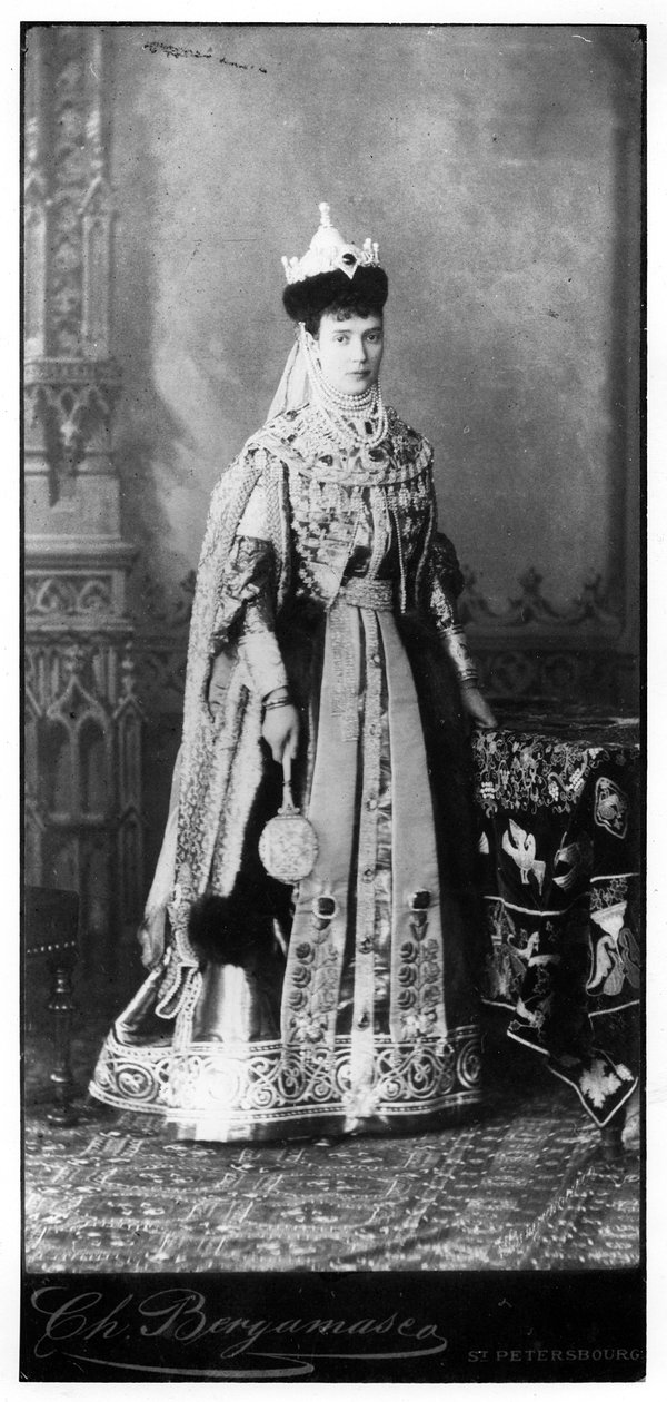 Maria Fedorovna hagyományos orosz ruhát visel, 1860 körül alkotó: Russian Photographer