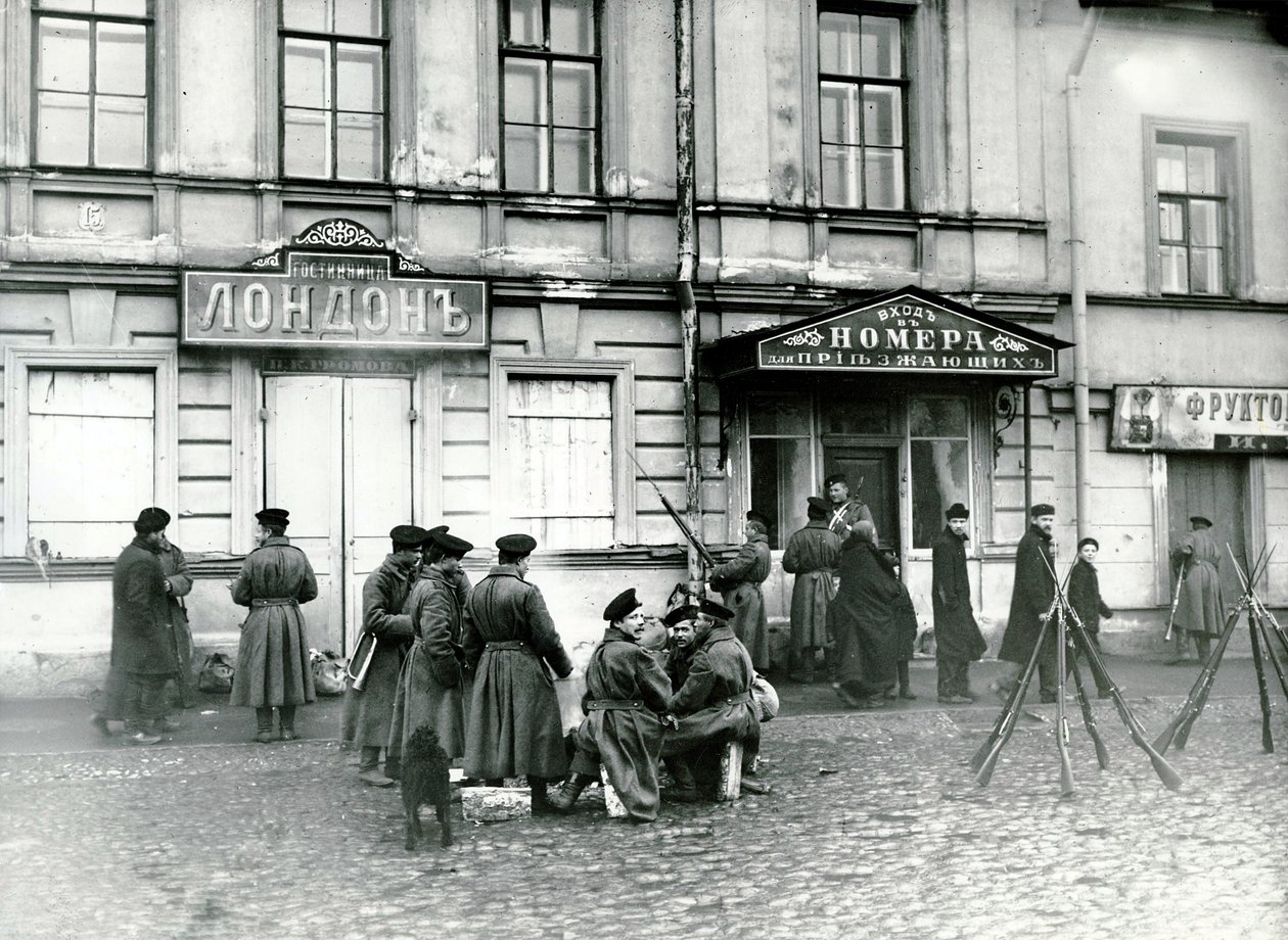 Milicisták egy szentpétervári utcában, 1905. október 17 alkotó: Russian Photographer