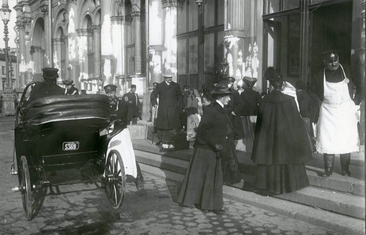 Portások és utasok a Nicholas pályaudvaron kívül, Nyevszkij sugárút, Szentpétervár, 1913 körül alkotó: Russian Photographer