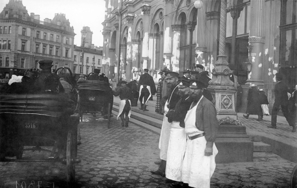 Portások és utasok a Nicholas pályaudvaron kívül, Nyevszkij Prospekt, Szentpétervár, 1913 alkotó: Russian Photographer