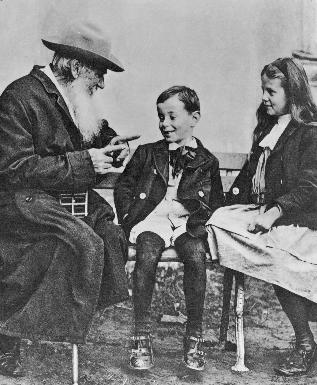 Lev Nyikolajevics Tolsztoj (1828-1910) portréja unokáival (lásd még: 105767) alkotó: Russian Photographer