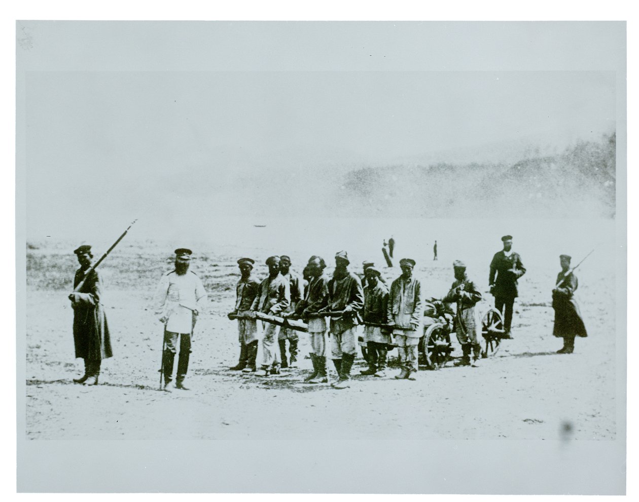 Foglyok Szibériában, 1897 alkotó: Russian Photographer