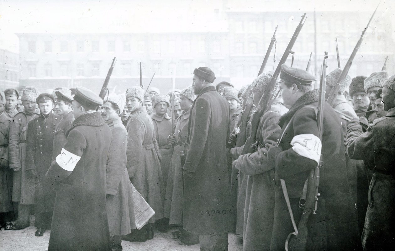 A forradalmi milícia rendőröket tartóztat le, 1917. február alkotó: Russian Photographer