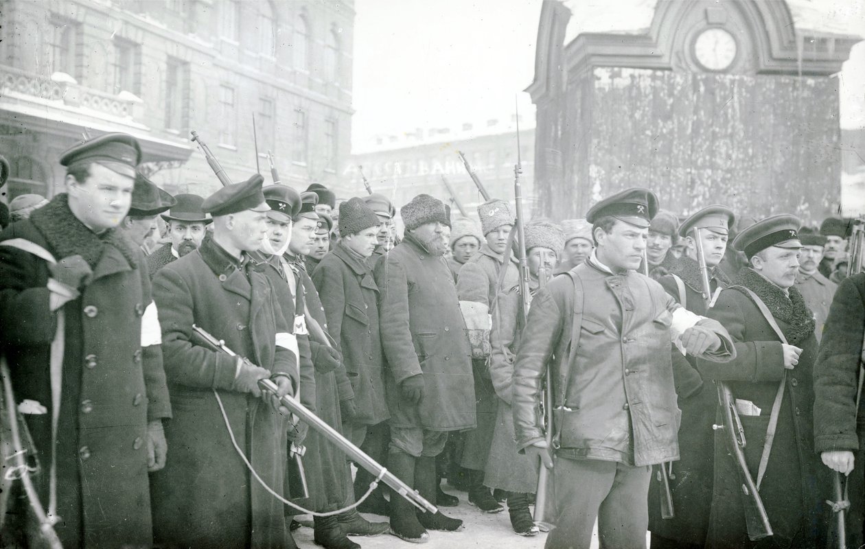 A forradalmi milícia rendőröket tartóztat le, 1917. február alkotó: Russian Photographer