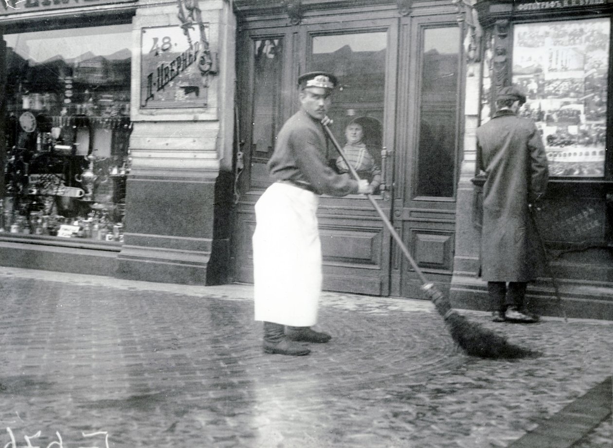 Útseprő a Nyevszki Prospekton, Szentpétervár, 1913 alkotó: Russian Photographer