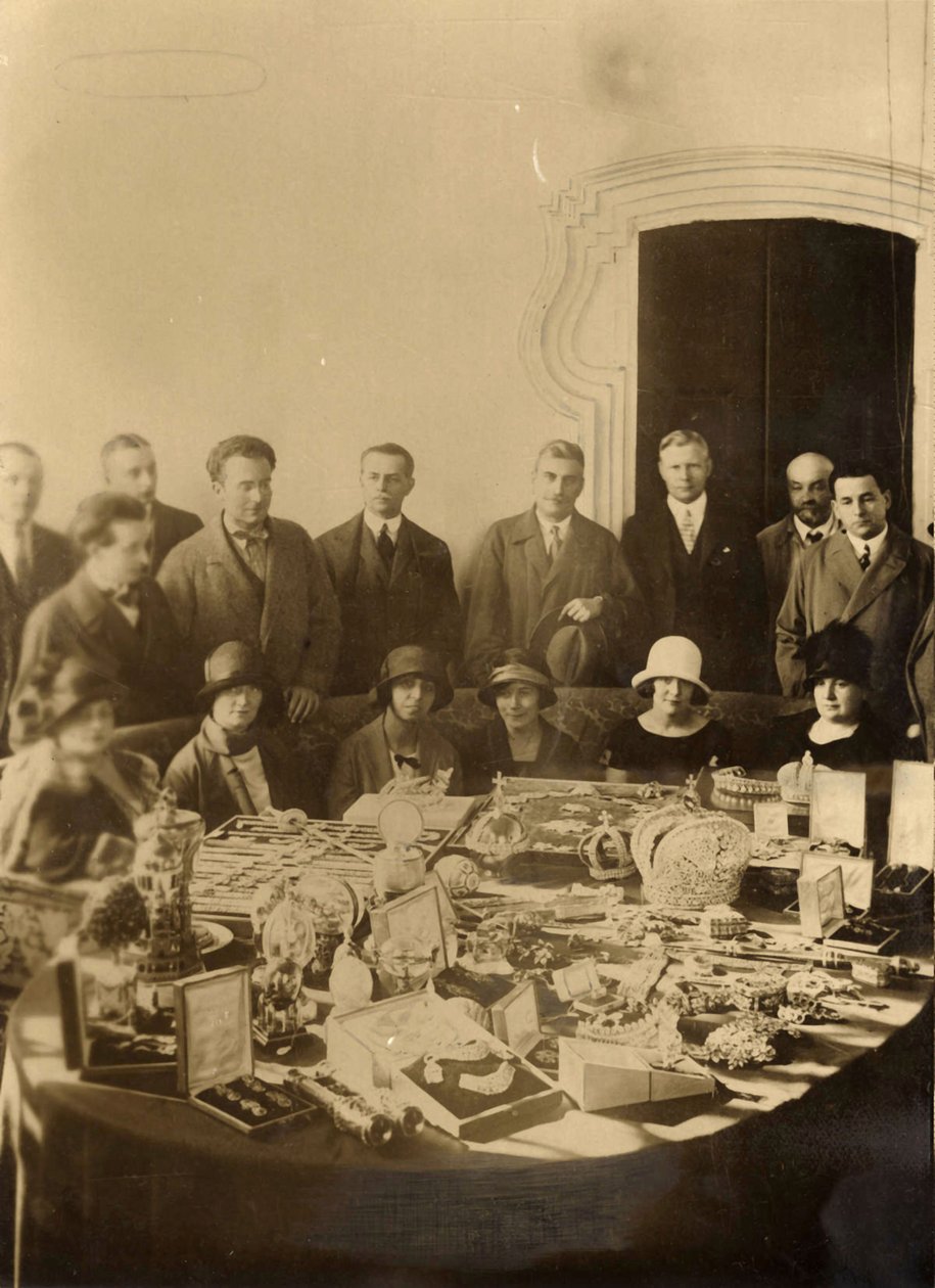 Az orosz koronaékszerek külföldre történő eladásra készülnek, 1925 alkotó: Russian Photographer