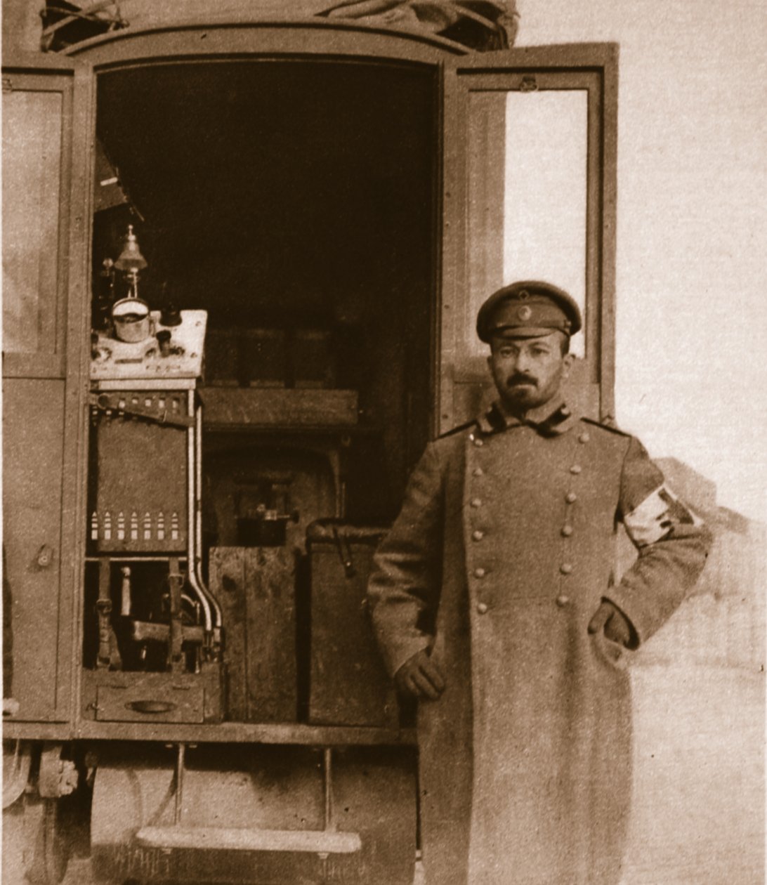 Russian Field X-Ray furgon, a The Illustrated War News-tól (szépia fotó) alkotó: Russian Photographer