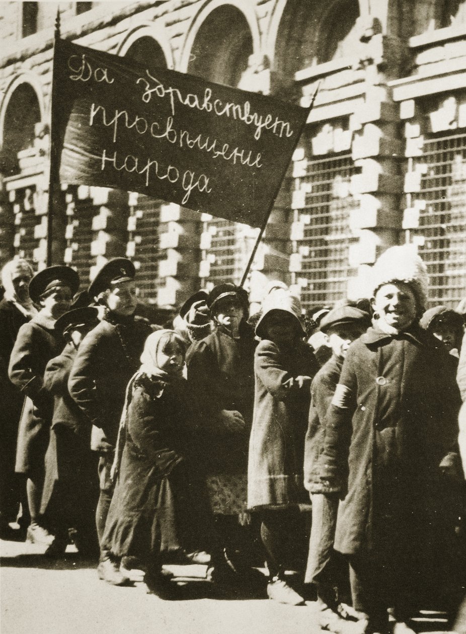 Orosz gyerekek tüntetnek az oktatásért és a jobb életért, 1917. február (szépia fotó) alkotó: Russian Photographer