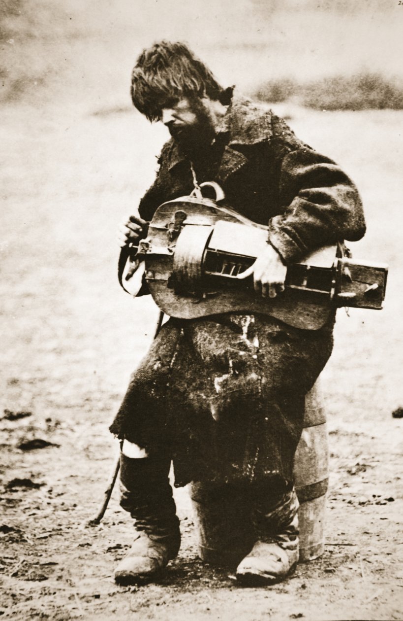 Orosz paraszt, aki durván játszik, 1880-as évek (szépia fotó) alkotó: Russian Photographer