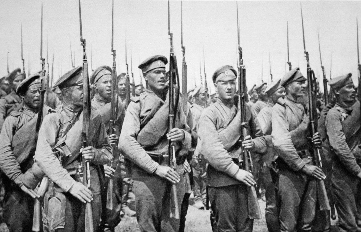 Oroszok szurkolnak György királynak: vitéz szövetségeseink gyalogsága az ország és uralkodója tiszteletében, a The Illustrated War Newsból alkotó: Russian Photographer