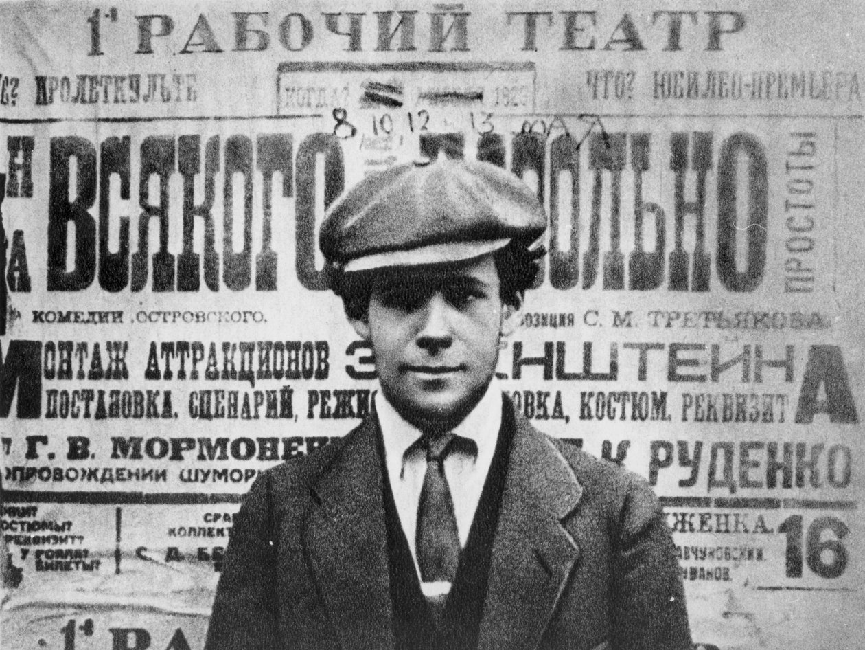 Szergej Eisenstein (1898-1948) a Sagesse, 1923 című darab plakátja előtt, Serge Eisensteintől, Reflexions dun Cineaste, Moszkvában, 1958 alkotó: Russian Photographer