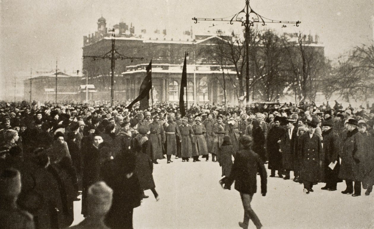 Vörös zászlós katonák hatalmas tömeget vezettek a Nyevszkij sugárúton, 1917. március alkotó: Russian Photographer