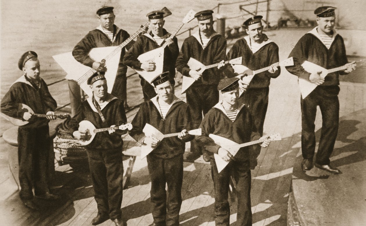 Az Orosz Haditengerészet szellemiségét ápoló Balalaika zenekar a The Illustrated War News-ból (szépia fotó) alkotó: Russian Photographer
