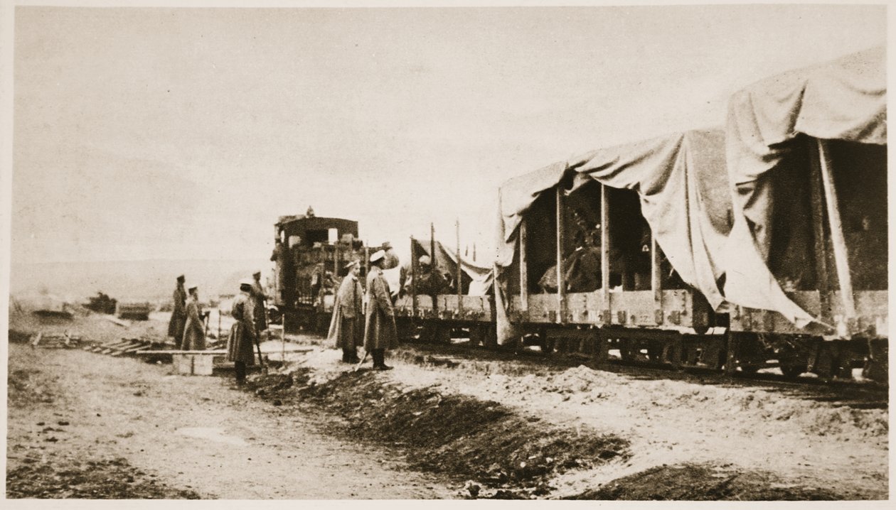 Az Orosz Hadsereg utazási létesítményei a haditudósítóknak: Újságírók dolgoznak az egyik speciális vonatukon, a The Illustrated War Newsból alkotó: Russian Photographer