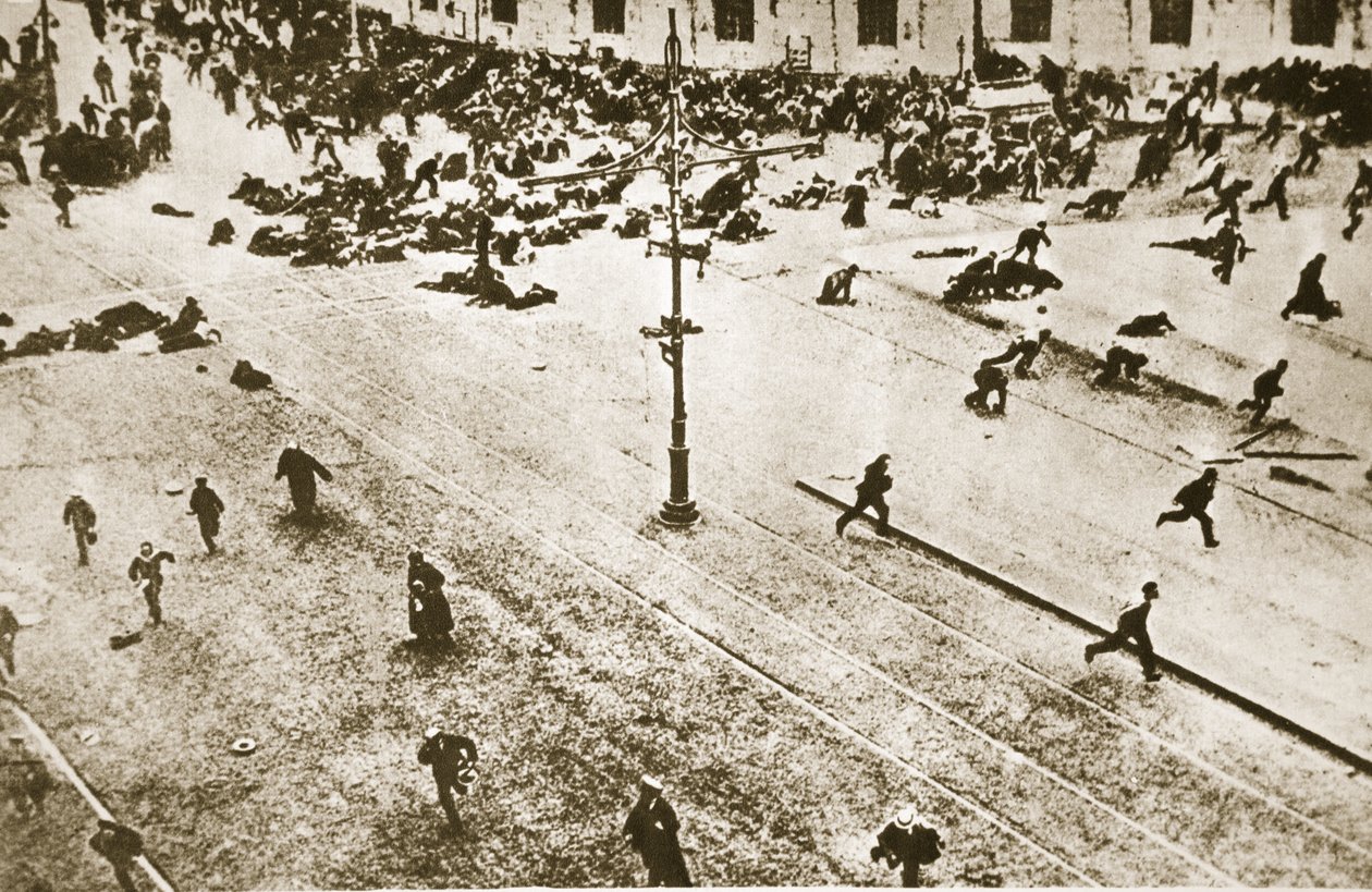 A tömegek erőszakosan irányítják saját sorsukat, 1917 (szépia fotó) alkotó: Russian Photographer