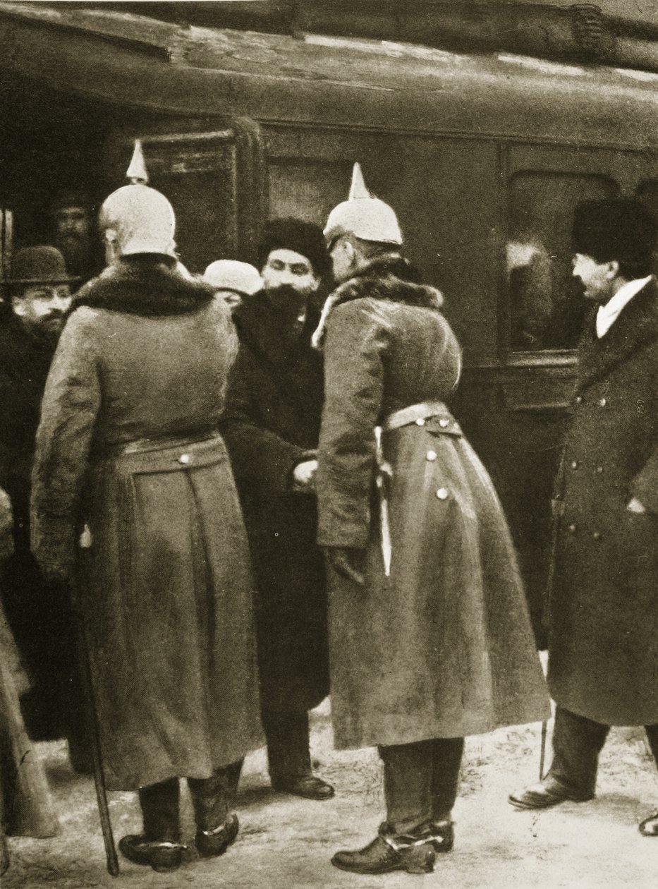 Trockij és orosz küldöttek üdvözölték a német tisztek Breszt-Litovszkban, 1917. december (szépia fotó) alkotó: Russian Photographer