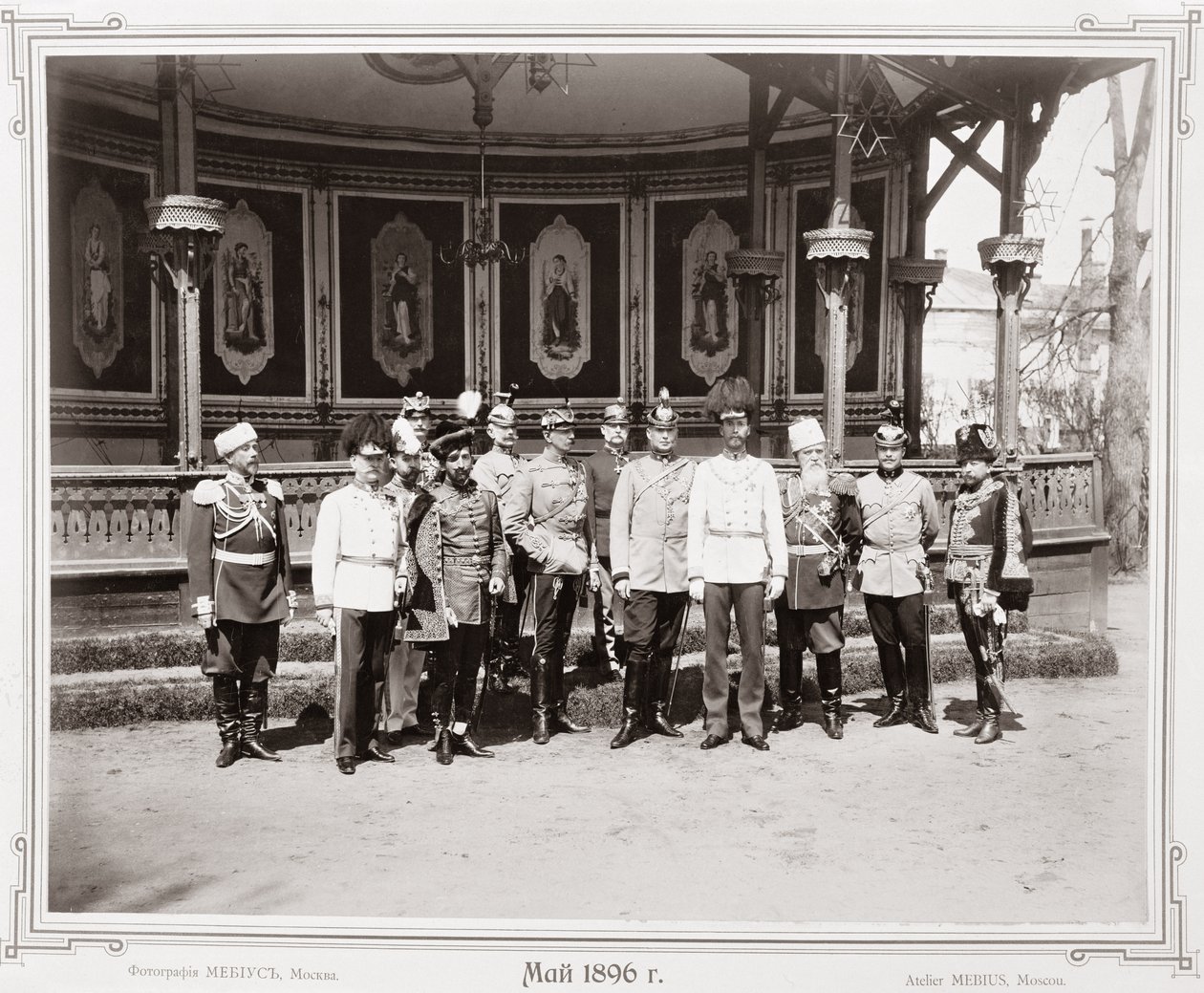 Miklós cár (1868-1918) a palota kerti pavilonjában áll férfi támogatóival, 1896 körül alkotó: Russian School