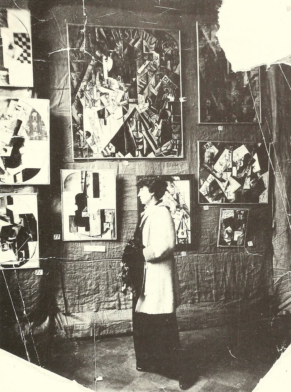 Alexandra Ekster Udaltsova festményei előtt a moszkvai The Store kiállításon. alkotó: Russian Photographer