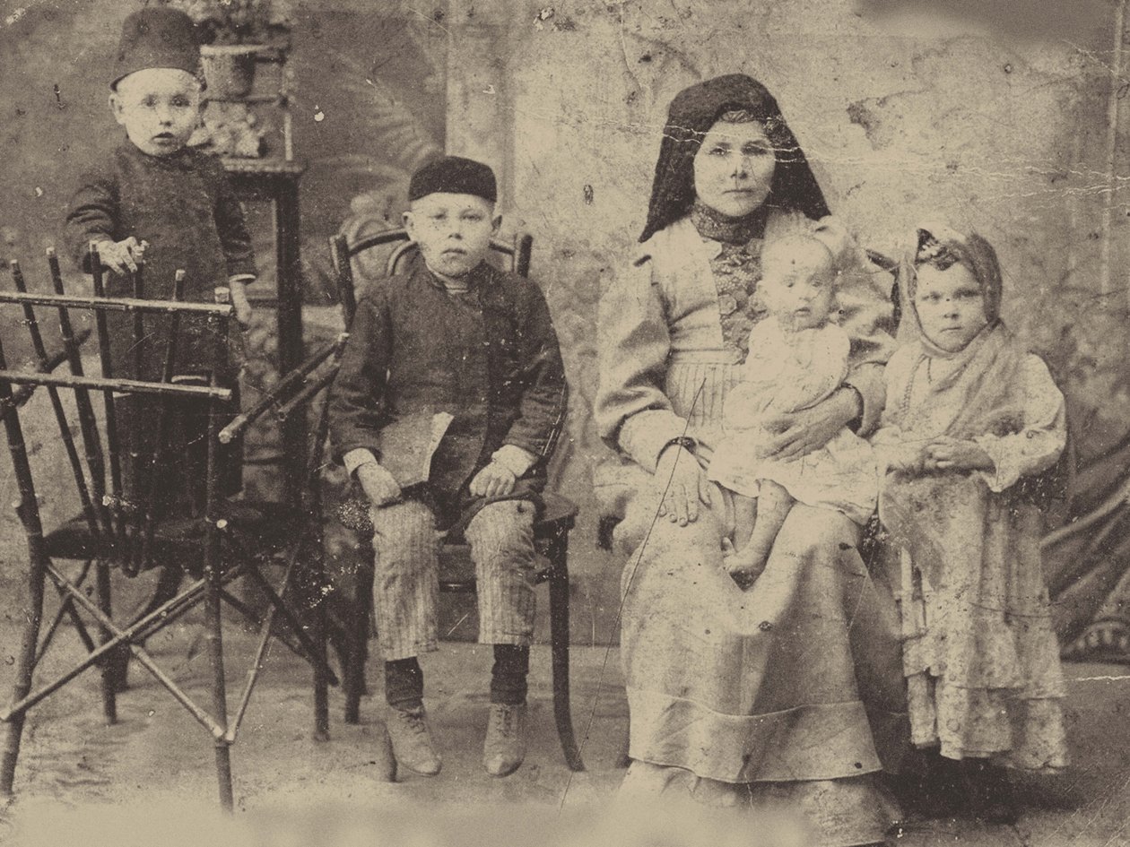 Kazanyi tatár család, 1900 körül (f/w fotó) alkotó: Russian Photographer