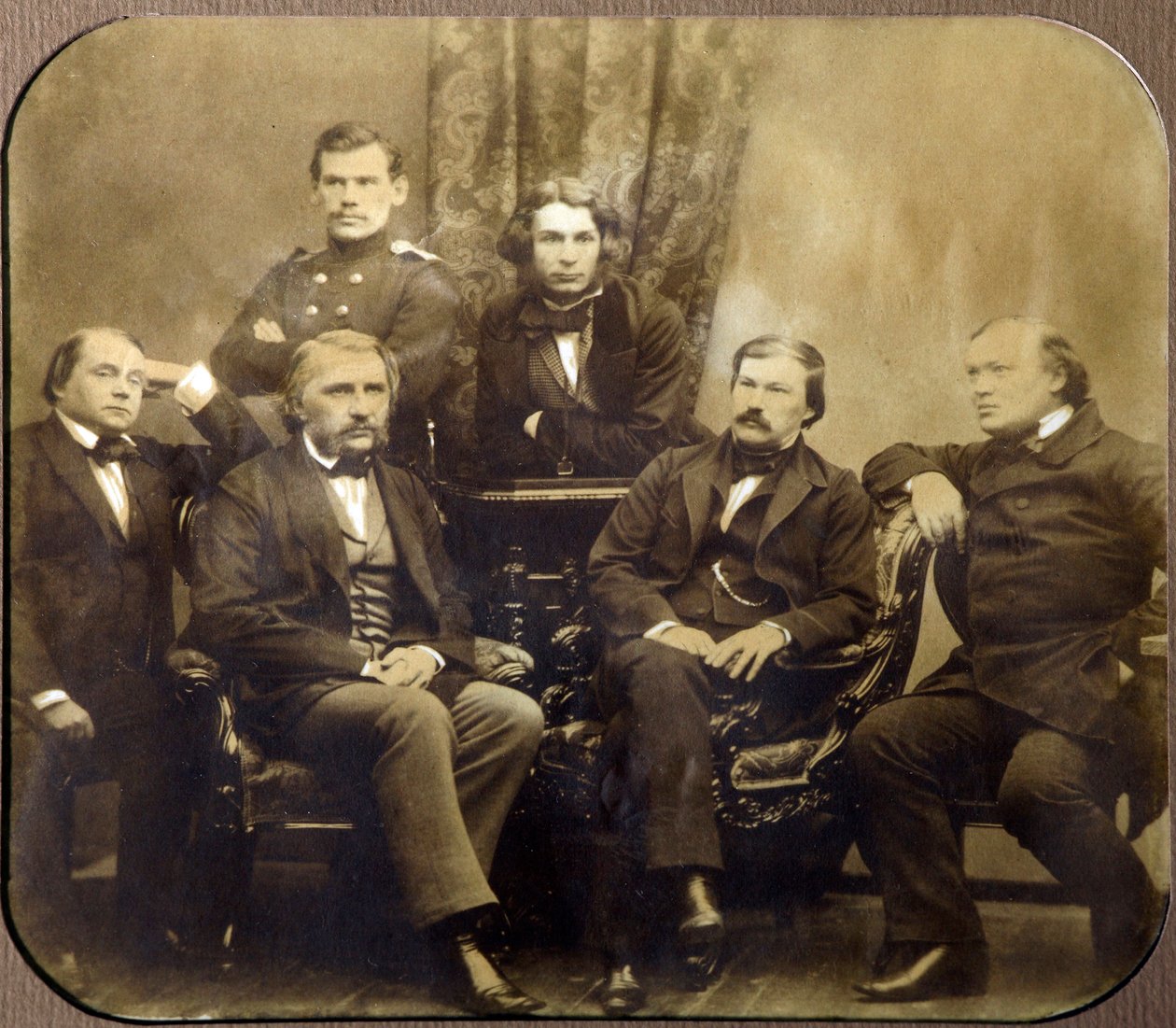 Leon Tolsztoj (1828-1910) és Dmitrij Grigorovics (1822-1900) - Assis, Ivan Alekszandrovics Goncsarov (1812-1891), Ivan Szergejevics Tourgueniev (Turgenyev, Tourguenieff ou Tourgueneff) (1818-1883), Alekszandr Vaszilijicsin (Druzin Vaszilijin) 1824-1864) et alkotó: Russian Photographer