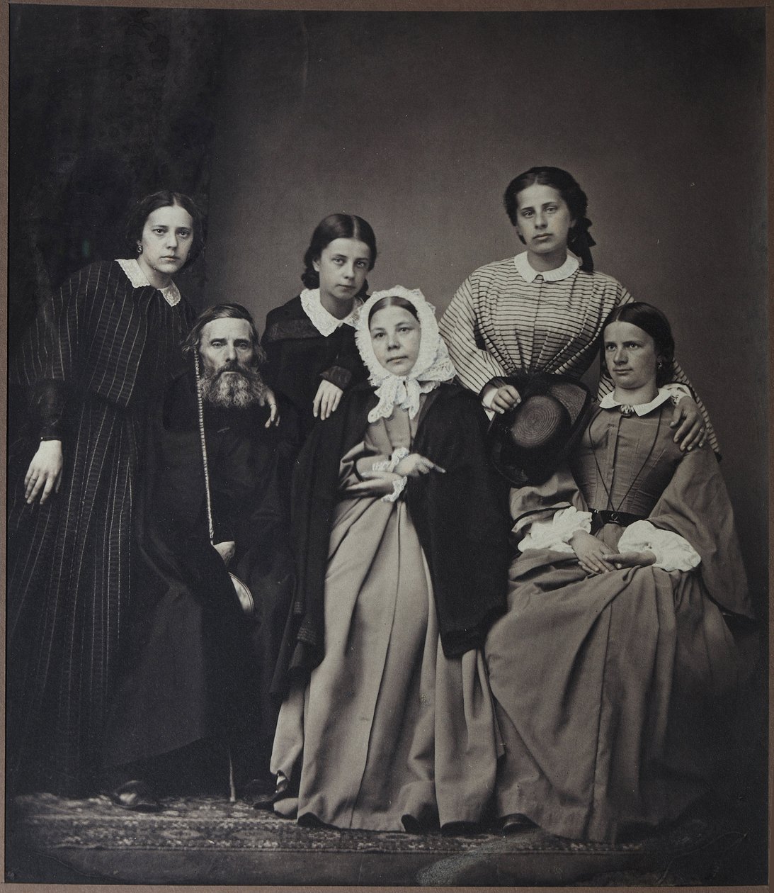 A szerző és lexikográfus, Vladimir Dahl (Dal) (1801-1872) portréja családjával (felesége, Ekaterina Lvovna Sokolova (1819-1872) és lányai), Anonymous. Albumin Photo alkotó: Russian Photographer
