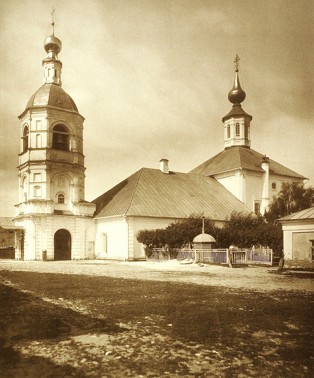 Az Életadó Szentháromság temploma (eglise de la Trinite source de vie) a moszkvai Arbaton. Albumin Photo alkotó: Russian Photographer